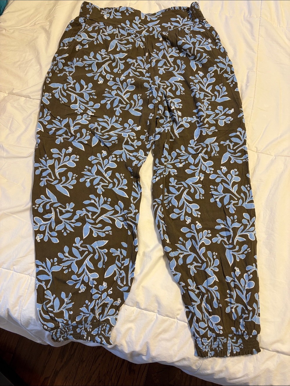 Aerie Brown w / blue floral print , flouncy, lightweight joggers.